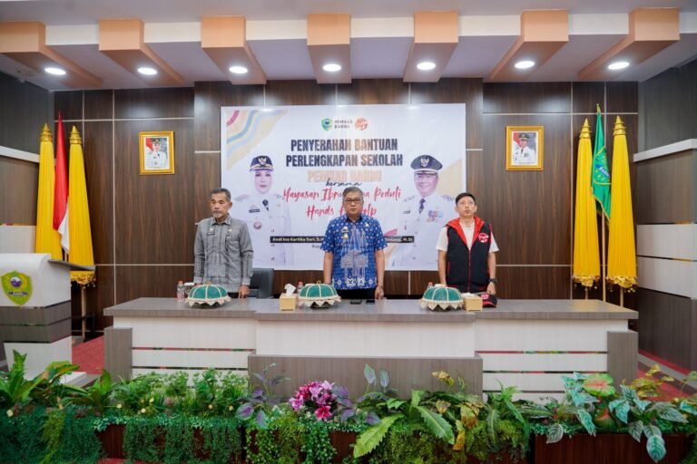 Sentuhan Kepedulian untuk Anak Barru: 100 Siswa SD Terima Bantuan Perlengkapan Sekolah Artikel: